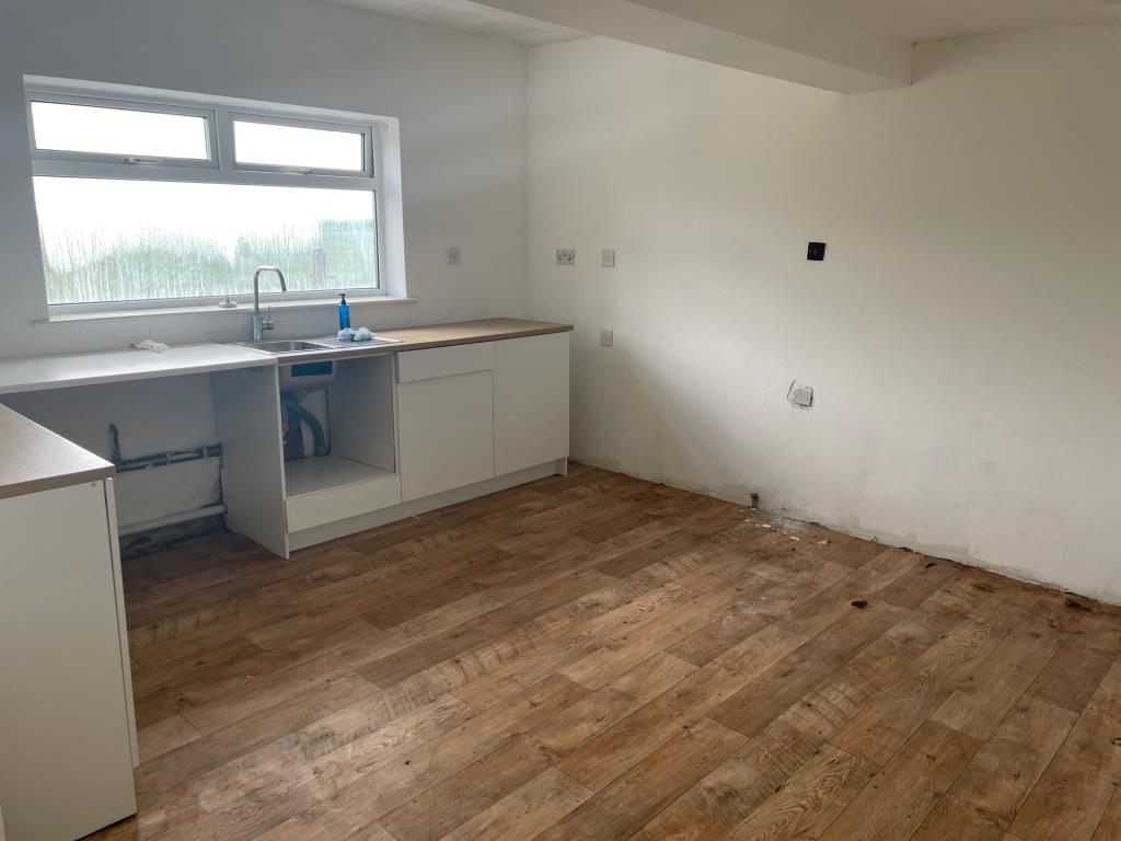 Lot: 19 - SEMI-DETACHED HOUSE FOR IMPROVEMENT WITH COUNTRYSIDE VIEWS -